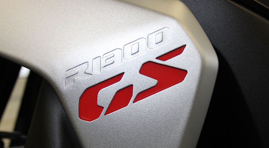 BMW R1300GS 側面の GS ロゴの背景色