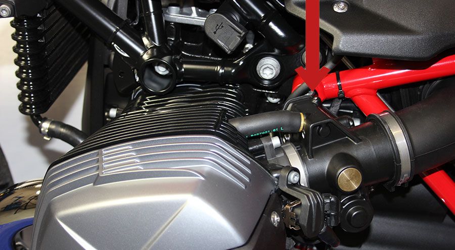 BMW R nine T スロットルバルブ上部のフレームカバー