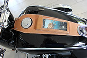 スマートフォン用ポケット付きレザータンクパネル BMW R18